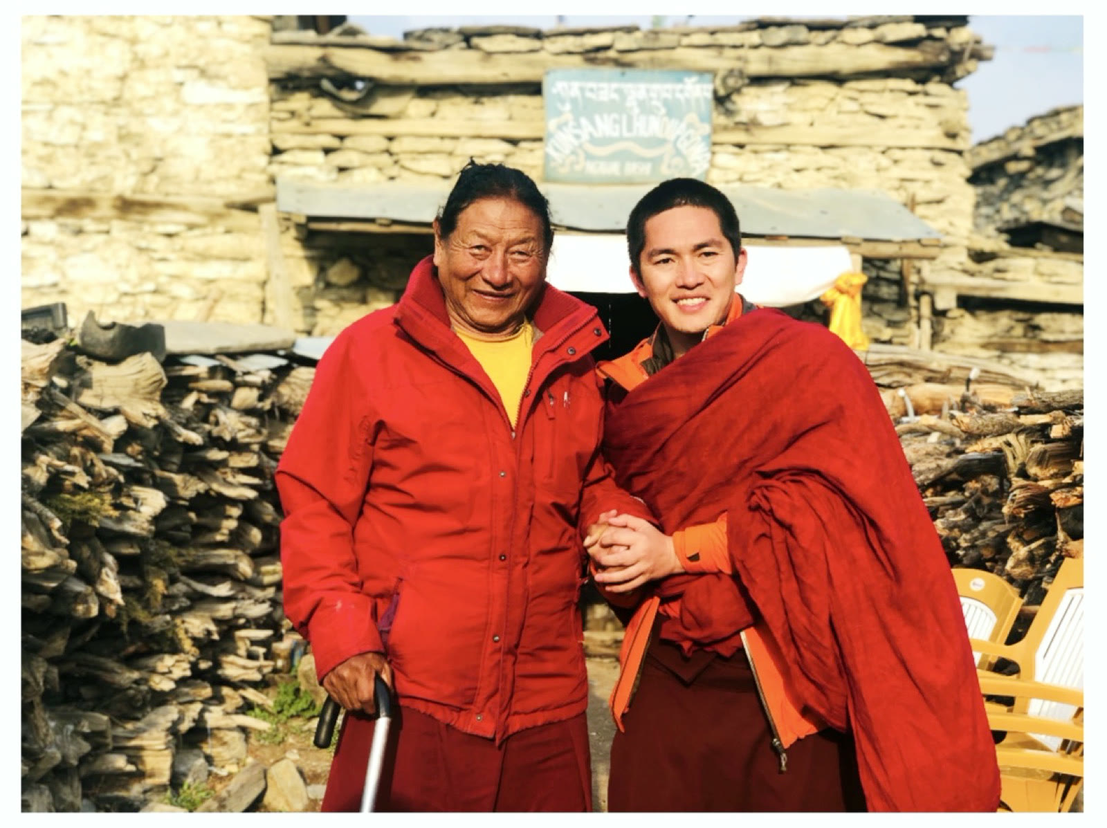 瑪瑟噶瑪竹舉丹增仁波切與噶奇美多傑仁波切在昆桑倫珠寺門前合影